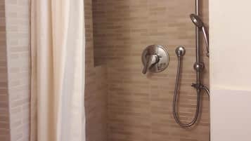 Chuveiro, secador de cabelo, bidê, toalhas de banho