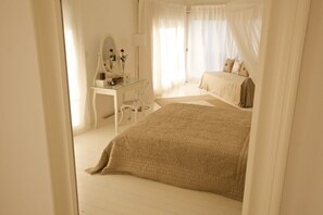 5 bedrooms, in-room safe, iron/ironing board, travel crib - Seafront Villa with Heated Pool & Boat Mooring - Grocery & Chef Service optional (Milna, Brac)