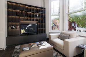TV, DVD player, books, video library - The One Kensington (London)