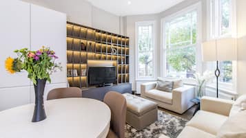 Televisio, DVD-soitin, kirjoja, videokirjasto