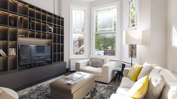 Televisio, DVD-soitin, kirjoja, videokirjasto