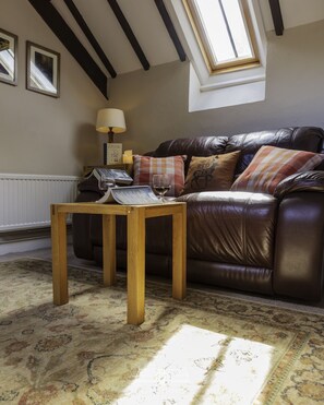 TV, DVD player - One bedroomed holiday cottage that sleeps up to 2, with off road car parking and shared indoor pool (Ebberston)