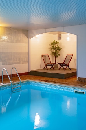 A heated pool - One bedroomed holiday cottage that sleeps up to 2, with off road car parking and shared indoor pool (Ebberston)