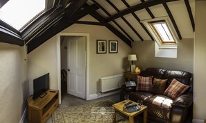 TV, DVD player - One bedroomed holiday cottage that sleeps up to 2, with off road car parking and shared indoor pool (Ebberston)