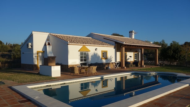 A house with a swimming pool, a patio with furniture, and a clear blue sky. - Finca, Villa, Large HEATED Private Pool fantastic views, secluded near Coin (Coín)