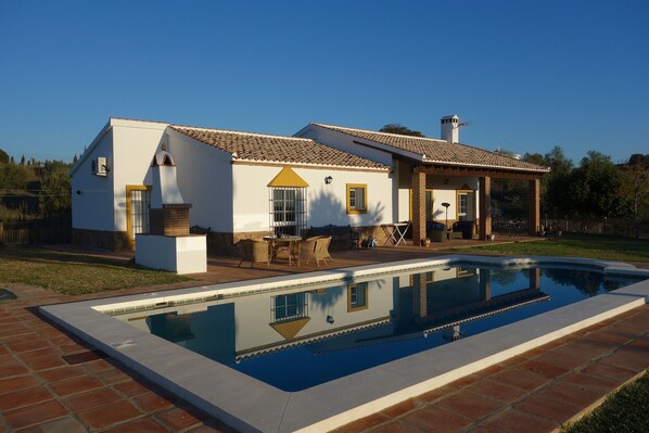 Et oppvarmet basseng og solsenger