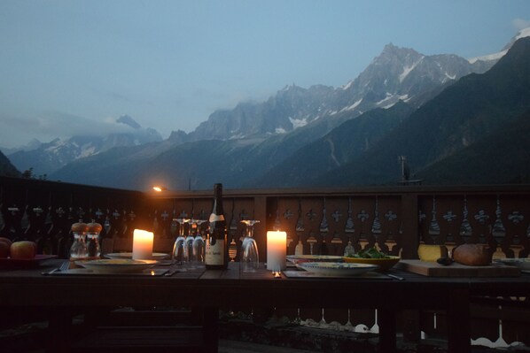 Outdoor dining - Spacious Apartment 2 Minutes from Ski Lift, Equipped for Babies (Les Houches)