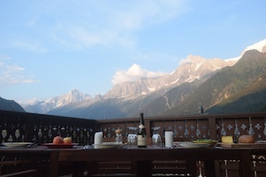 Outdoor dining - Spacious Apartment 2 Minutes from Ski Lift, Equipped for Babies (Les Houches)