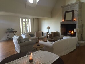 Smart-TV, Kamin, DVD-Player, Bücher