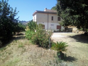 Property grounds - Exclusive, large house, large countryside and (tub)swimming pool (Calatafimi Segesta)