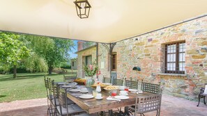 Outdoor dining - Villa Augusto 10, Emma Villas (Piegaro)