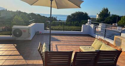 Ideal Holiday Retreat Offering Sea And Mountain Views