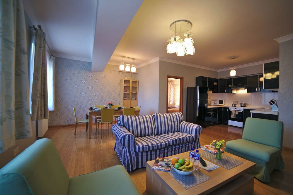 Apartamento, 2 habitaciones | Zona de estar | Una televisión LED