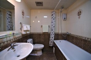 Bathtub, free toiletries, hair dryer, slippers