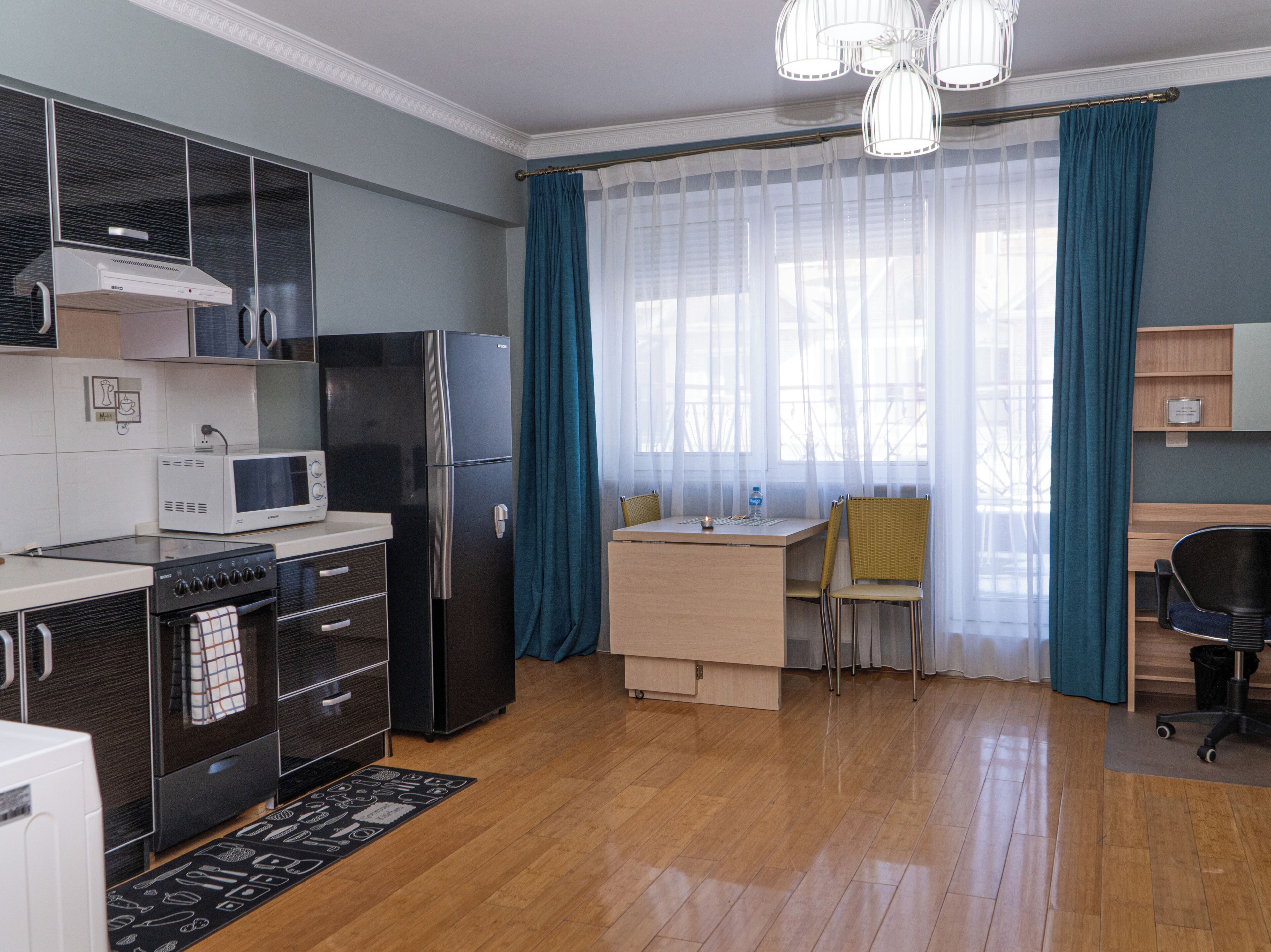 Estudio Deluxe | Cocina privada | Frigorífico, microondas, horno y placa de cocina