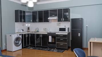 Deluxe Studio | Private kitchen | Fridge, microwave, oven, stovetop