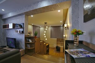 Dúplex, 1 habitación | Zona de estar | Una televisión LED