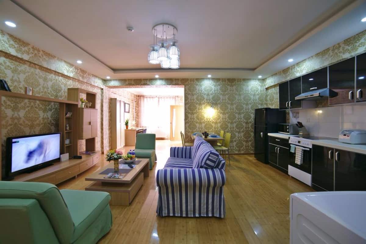 Departamento Grand, 1 habitación | Sala de estar | Televisión LED