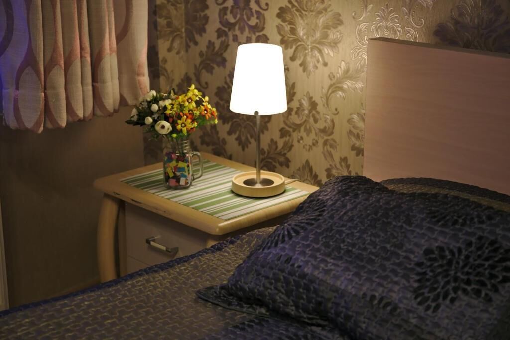 1 غرفة نوم وخزنة داخل الغرفة ومكتب ومساحة عمل للكمبيوتر المحمول