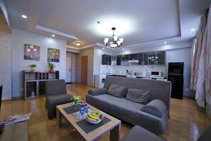 Dúplex, 1 habitación | Zona de estar | Una televisión LED