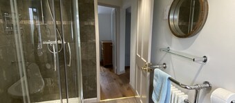 Gorgeous Lakeland cottage with delightful private garden. Free EV charging.