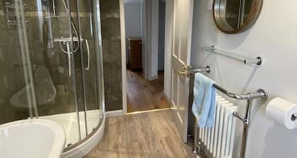 Gorgeous Lakeland cottage with delightful private garden. Free EV charging.