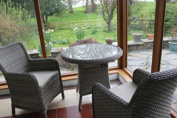 Outdoor dining - Gorgeous Lakeland cottage with delightful private garden. Free EV charging. (Stainton)