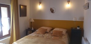 2 Schlafzimmer, Schreibtisch, Bügeleisen/Bügelbrett, Reisekinderbett