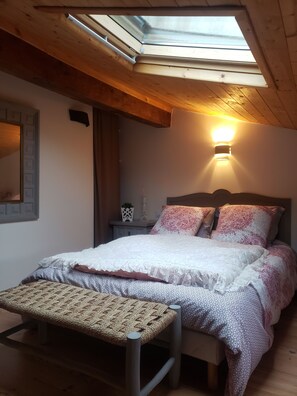 2 habitaciones, escritorio y tabla de planchar con plancha 