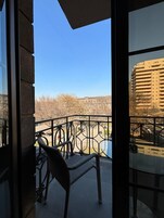 Appartement, balkon, uitzicht op tuin | Luxe beddengoed, een kluis op de kamer, verduisterende gordijnen