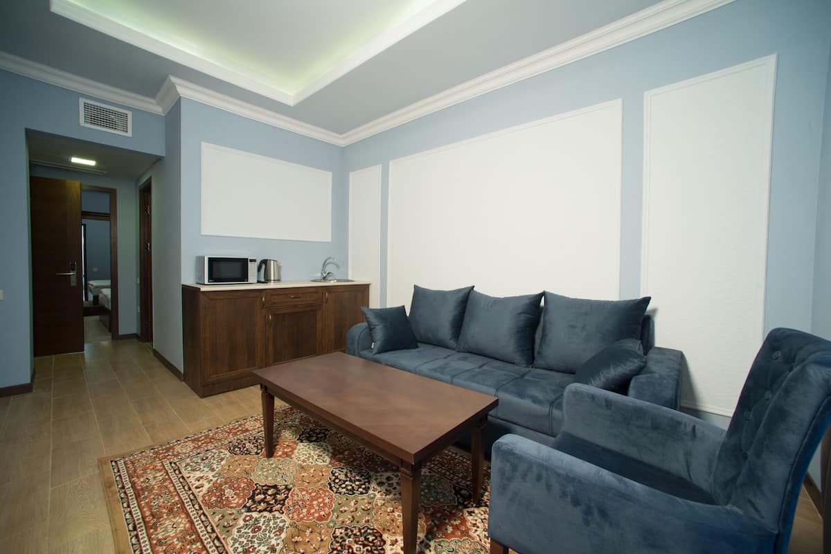Un salon avec un canapé, une table basse et un tapis.