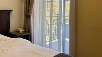 Ropa de cama de alta calidad y caja de seguridad en la habitación