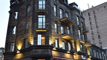 Overnatningsstedets facade – aften/nat