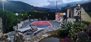 Outdoor spa tub