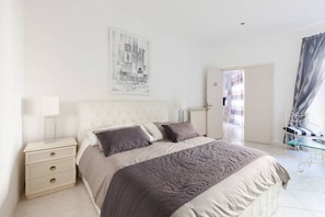 3 habitaciones, escritorio y tabla de planchar con plancha 