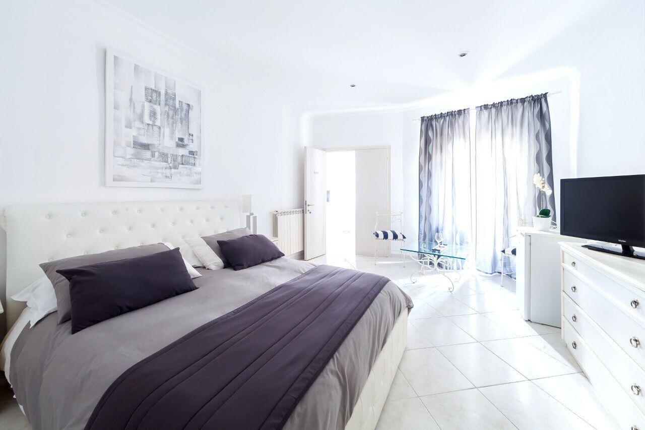 3 habitaciones, escritorio y tabla de planchar con plancha 