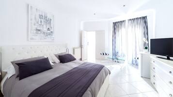 3 slaapkamers, een bureau, een strijkplank/strijkijzer, reisbedje