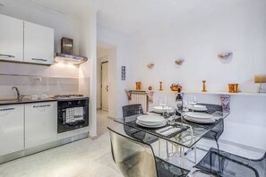 Kjøleskap, ovn, kokeplater og kaffetrakter/tekoker