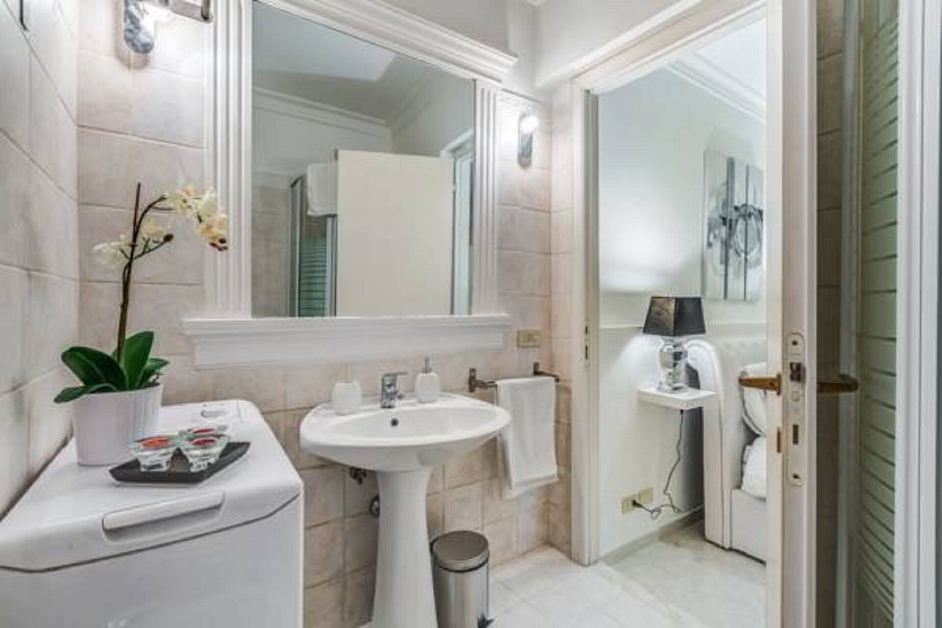 Tina con regadera, secadora de cabello, bidet, toallas 