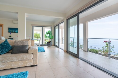 Sea View, Luxury, Comfort, Privacy, Free Wifi and Heated Pool