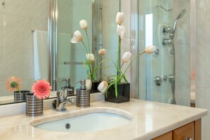 Ensemble douche/baignoire, sĂšche-cheveux, bidet, serviettes fournies