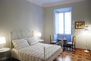 3 makuuhuonetta, työpöytä, silitysrauta/-lauta, vauvan matkasänky