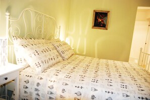 3 bedrooms, desk, iron/ironing board, travel crib - Exclusive 3 BR Apt in Spanish Steps with WiFi and A/C (Roma)