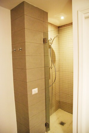 Shower, hair dryer, bidet, towels - Exclusive 3 BR Apt in Spanish Steps with WiFi and A/C (Roma)