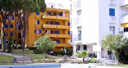 Geräumiges, sonniges Apartment mit Meerblick in Garten mit einem großen Pool