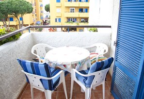 Outdoor dining - Spacious, sunny, seaview apartment set in lush gardens full size 25m pool (Sitio de Calahonda)