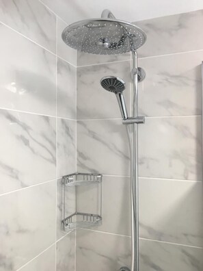 Kombinert dusj/badekar, hårføner, håndklær og såpe