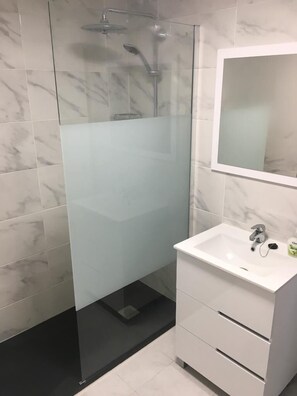 Ensemble douche/baignoire, sĂšche-cheveux, serviettes fournies, savon