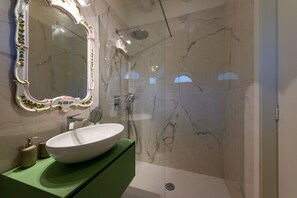 Kombination af bruser/badekar, gratis toiletartikler, hårtørrer, bidet