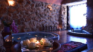 A stone-walled room with a hot tub, candles, and flowers. - Magic luxury villa, swimming pool, SPA, tennis, wooded park. (Valmontone)